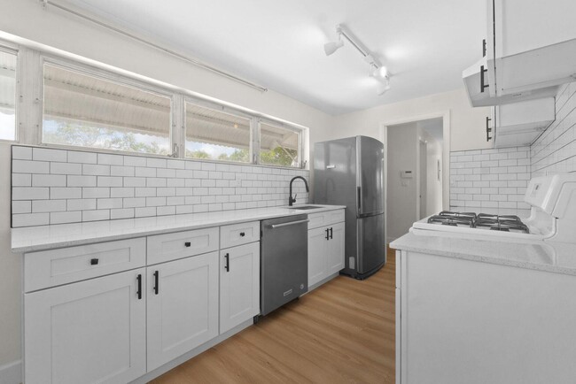 Building Photo - 5720 Parke Ave