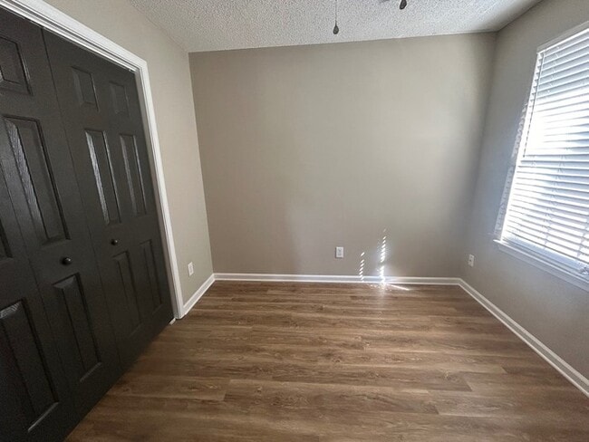 Building Photo - 25 Oak Lake Ct