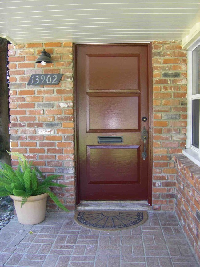 entry - 13902 Calvert St