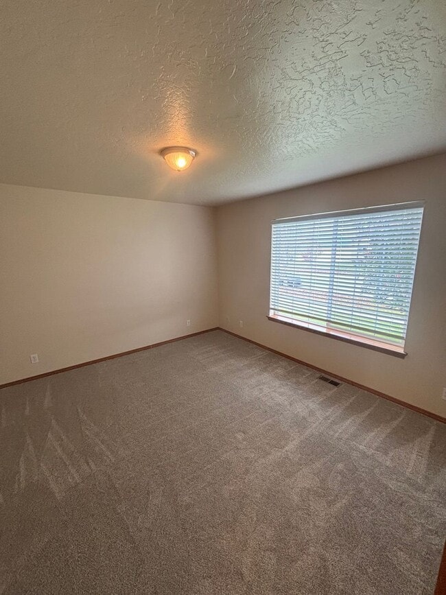 Building Photo - BEAUTIFUL HOME IN THE LANDINGS (APP#59)