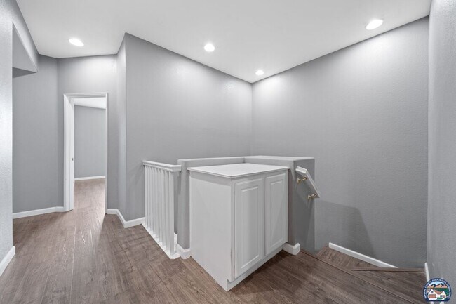 Building Photo - 315 Breezy Pl