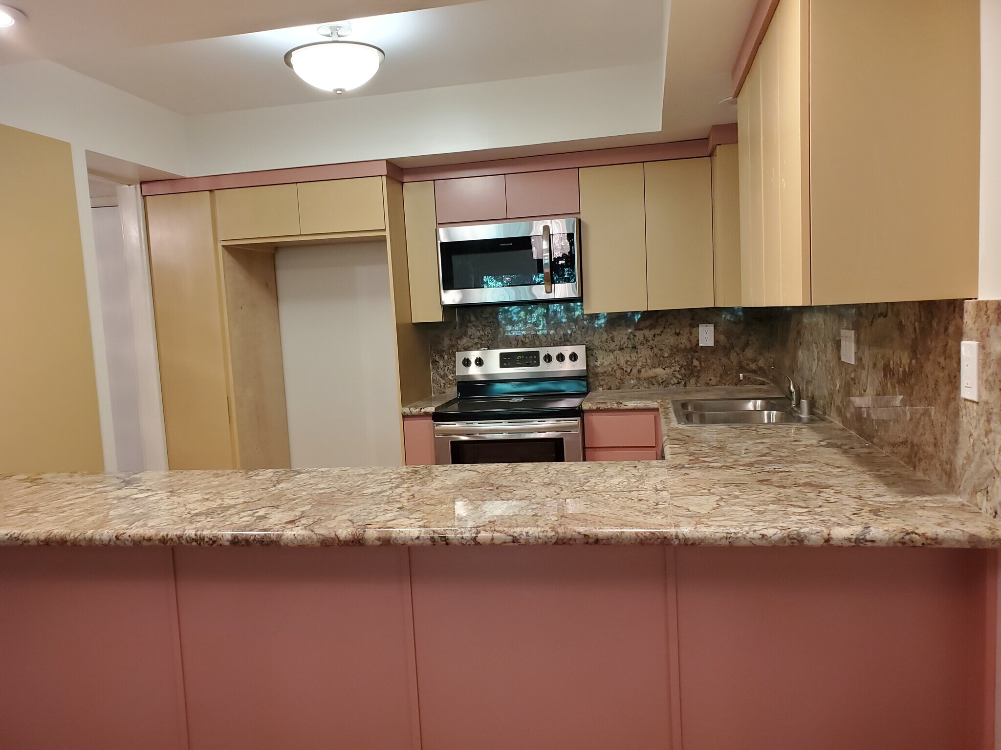 Building Photo - 4200 Laurel Canyon Blvd