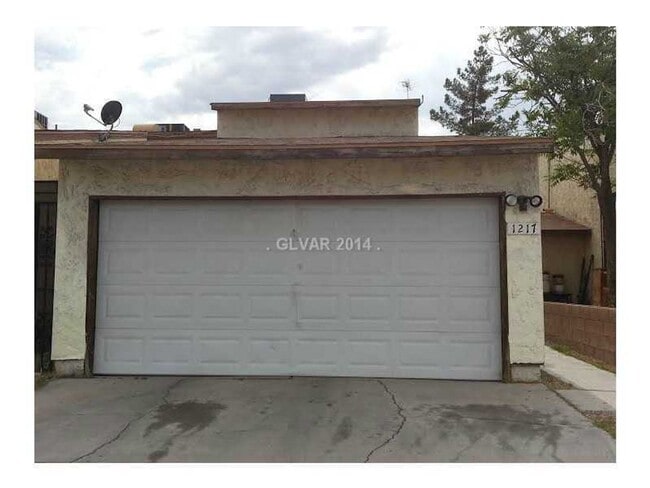 Building Photo - NICE 2 STORY TOWNHOUSE WITH Attached 2-Car...