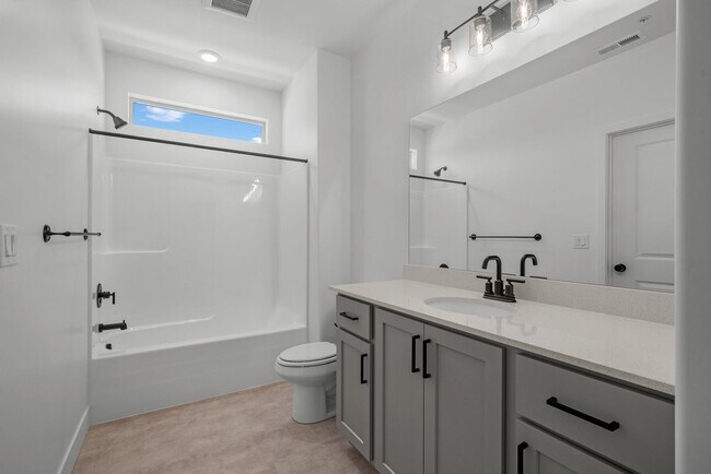 Building Photo - Brand-New 3 Bed, 2 Bath Townhome in Spanish Fork!
