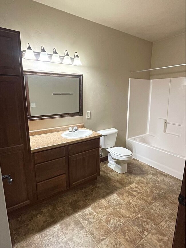 Building Photo - 3117 W Glenpark Dr