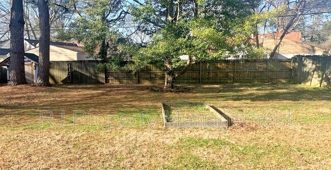 Building Photo - 3810 Montclair Dr
