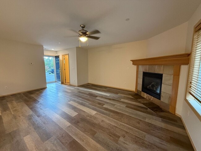 Building Photo - 3 Bedroom DuPont Home for Rent