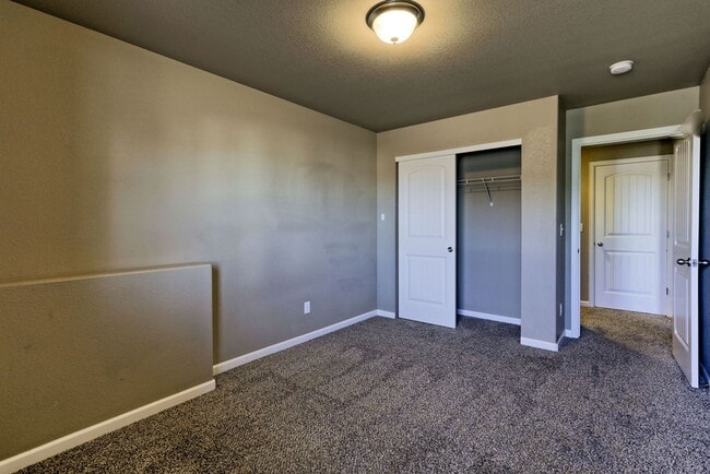 Building Photo - 3 Bedroom 2 1/2 Bath in Loveland