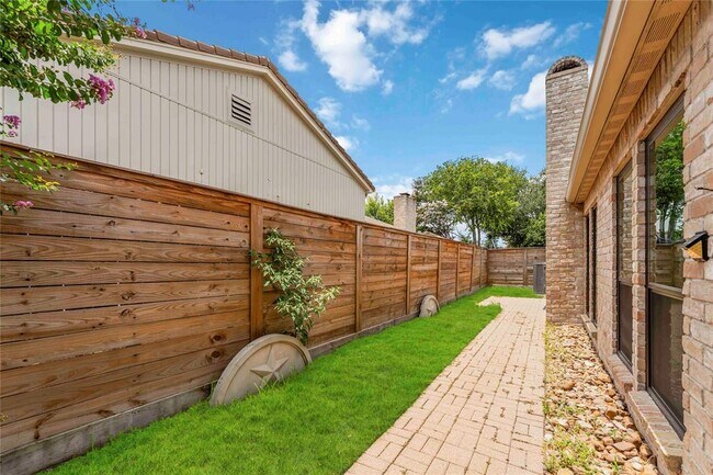 Building Photo - 14147 Hillvale Dr