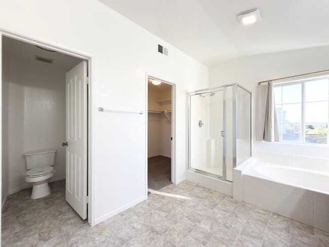 Building Photo - Spacious Home with Expansive Loft!