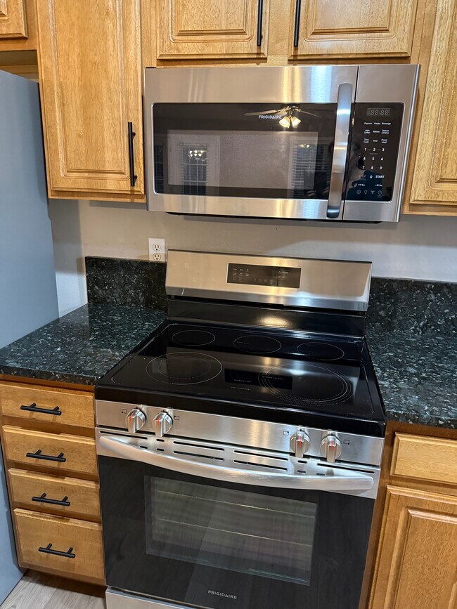 Building Photo - 27 Sweetland Ct