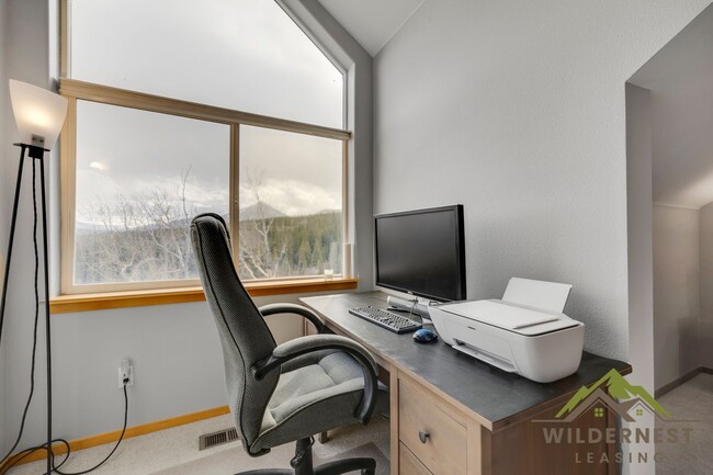 Building Photo - Spacious Townhome with Amazing Views