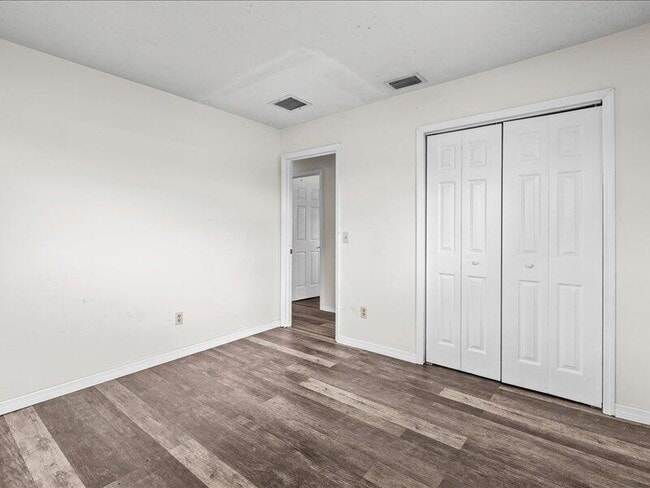 Building Photo - 1297 SE Floresta Dr