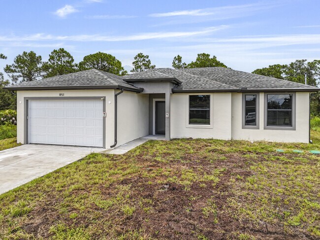 Building Photo - 851 Carbon St E