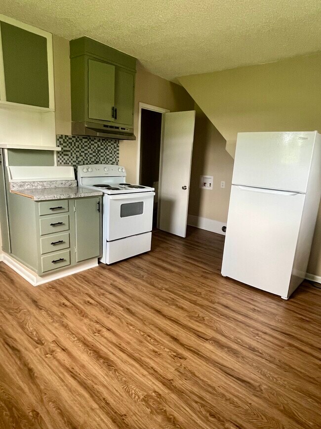 Building Photo - 227 Maple St