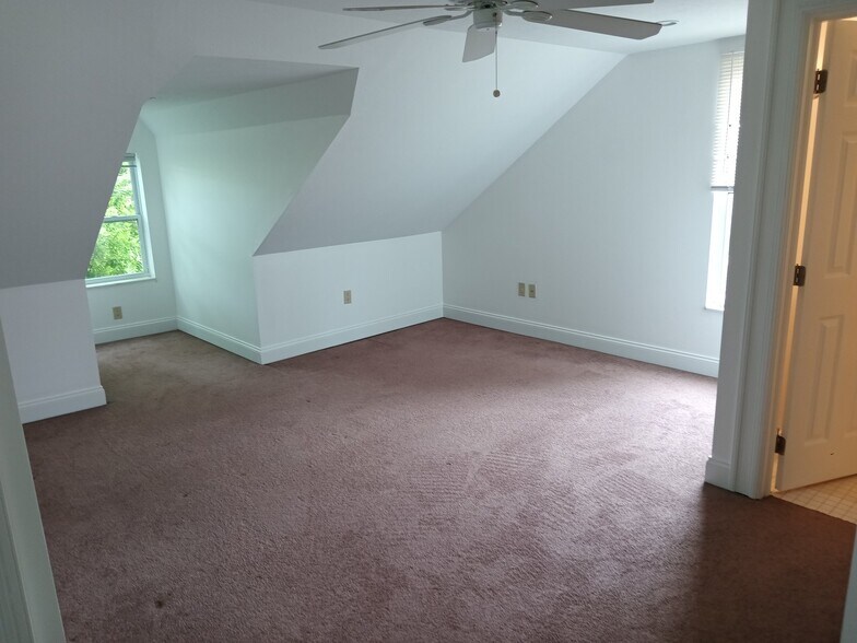 Building Photo - 152 Hallock St