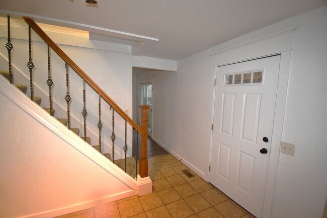 Building Photo - Move in special!  $1,500 off 1st months rent!