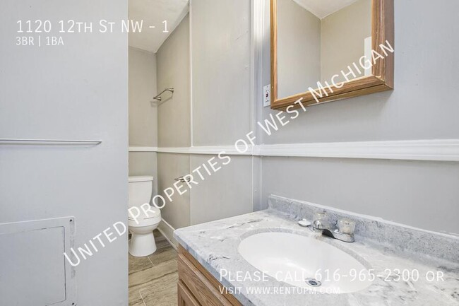 Building Photo - Available Now | 3 Bedroom 1 Bathroom Lower...