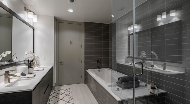 Building Photo - Experience Luxury + 1 Month Free Rent!