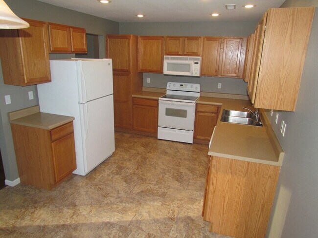 Building Photo - 15908 Tracker Ln