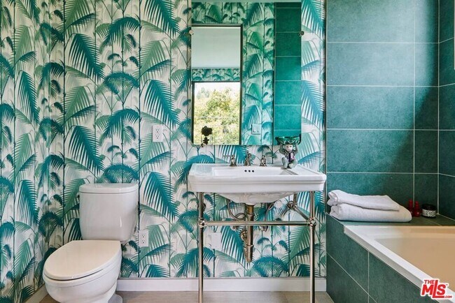 Building Photo - 1724 N Sierra Bonita Ave