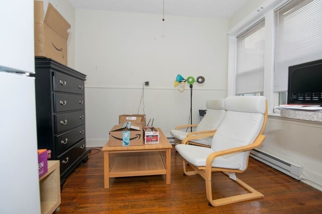Building Photo - 2Br/1Bth, Right on Green Line E, walk to G...