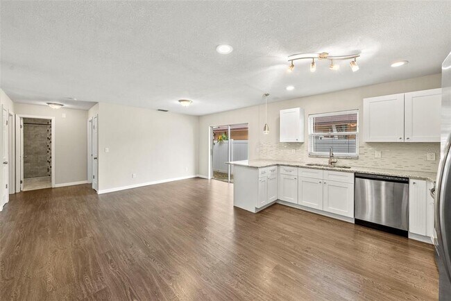 Building Photo - 6601 N Elizabeth St