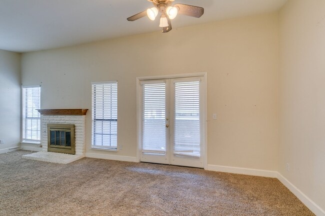 Building Photo - 2nd Floor Condo Near UNLV