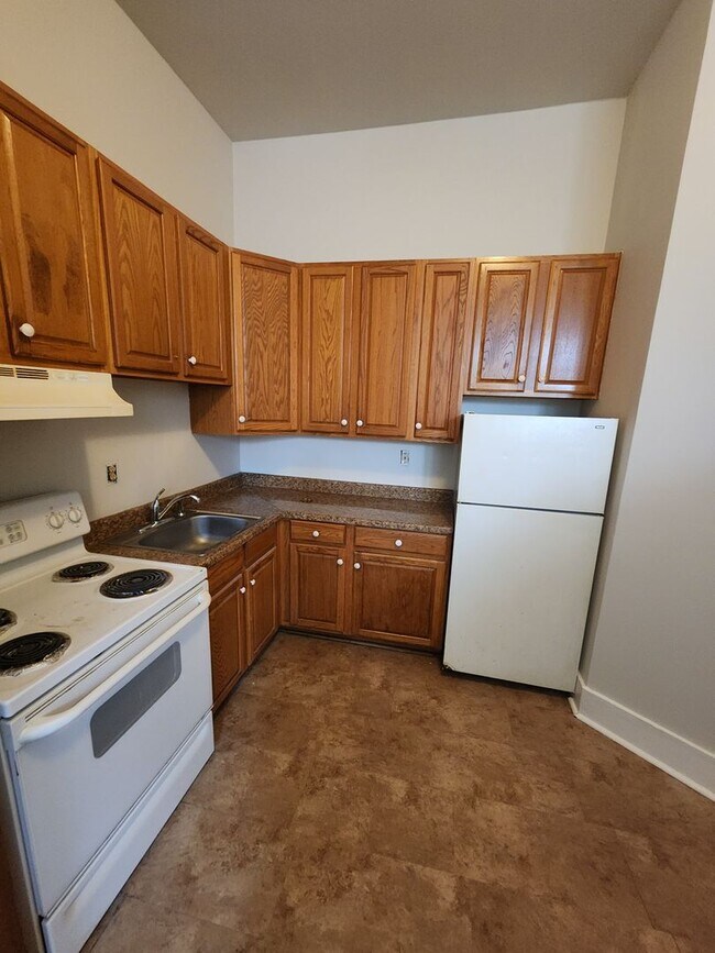 Building Photo - Light and Airy 2 bedroom 1 bathroom apartm...