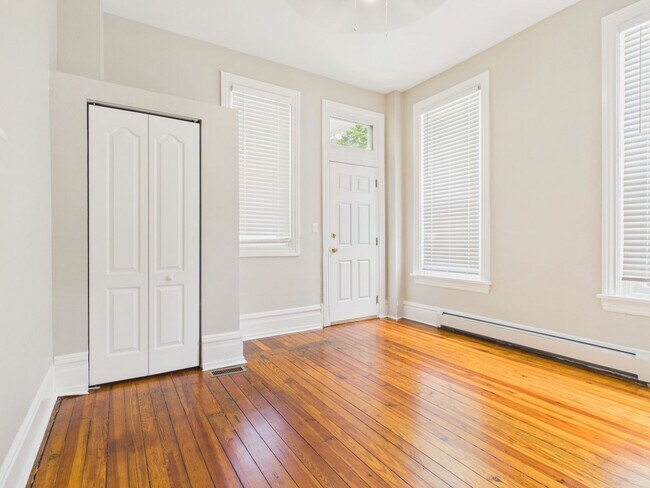 Building Photo - 206 Kelker St