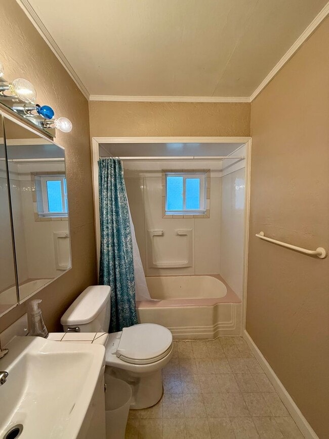 Building Photo - 3bd & 1 1/2ba with 2 Car Garage