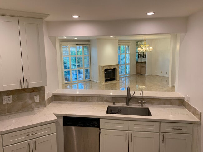 Building Photo - 458 N Oakhurst Dr