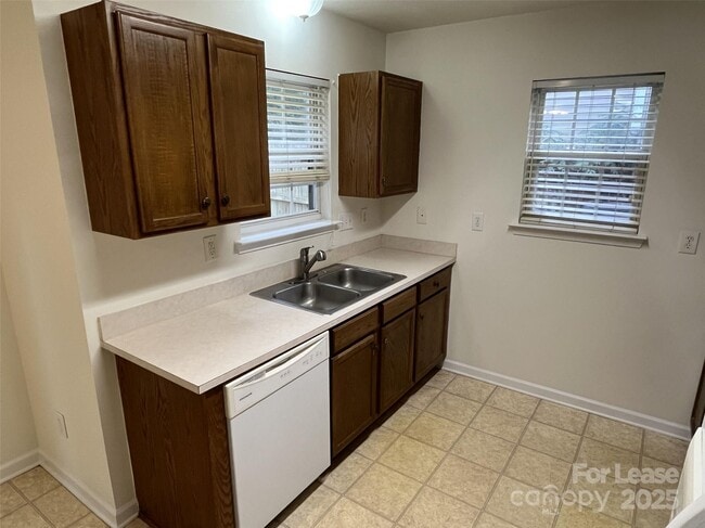 Building Photo - 688 Continental Dr