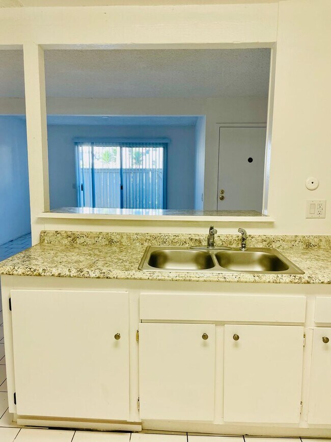 Building Photo - Charming 2-Bedroom, 1.75-Bathroom Unit with Garage, Patio & Community Amenities!