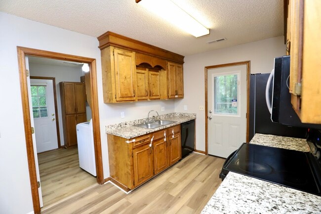 Building Photo - 806 Club Ln