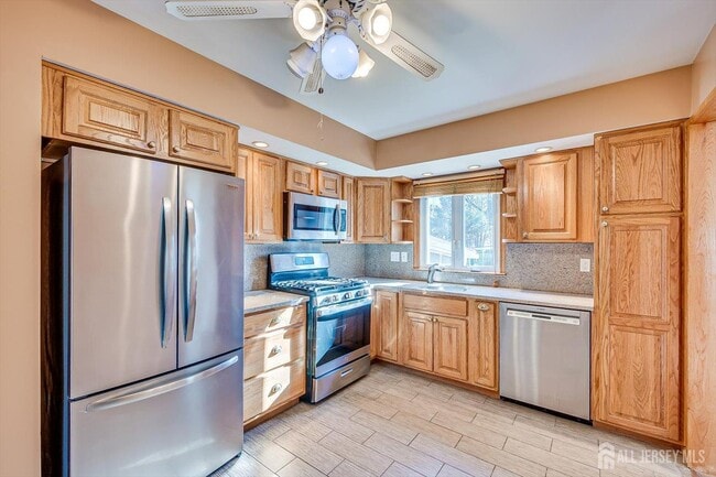 Building Photo - 15 Howell Ave