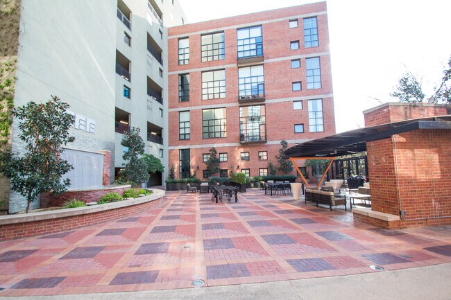 Building Photo - 1 Bed 1.5 Bath Modern Corner Unit Condo in Uptown Dallas!