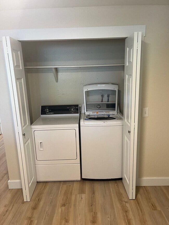 Building Photo - Single Level Duplex Just off Wilson