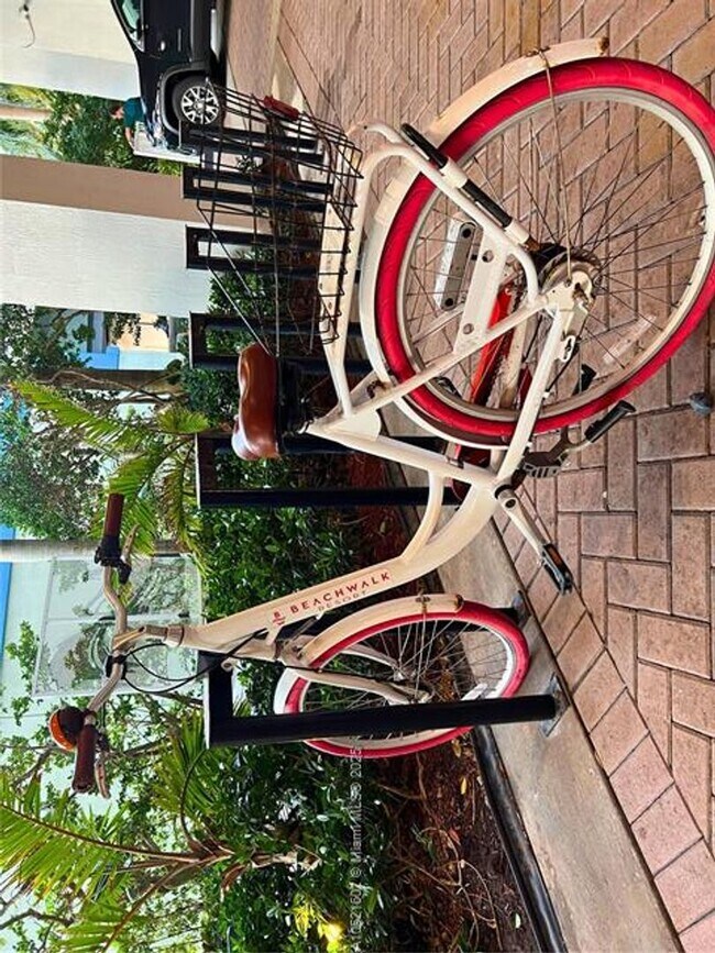 Building Photo - 2600 E Hallandale Beach Blvd