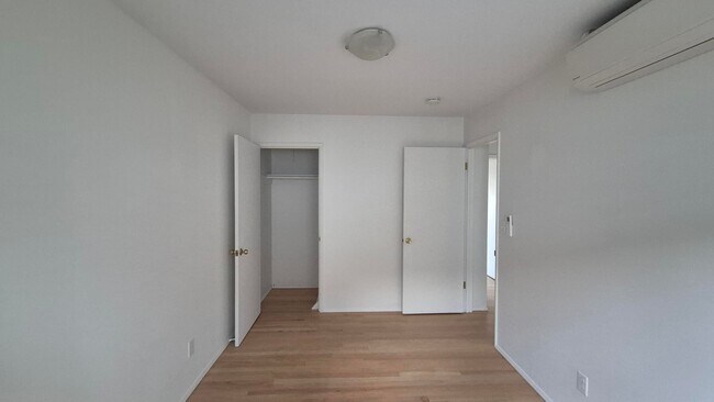 Building Photo - Amazing 2 Bedroom 1 Bath with View in NW P...