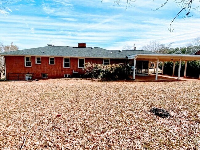 Building Photo - Great 4 Bedroom House