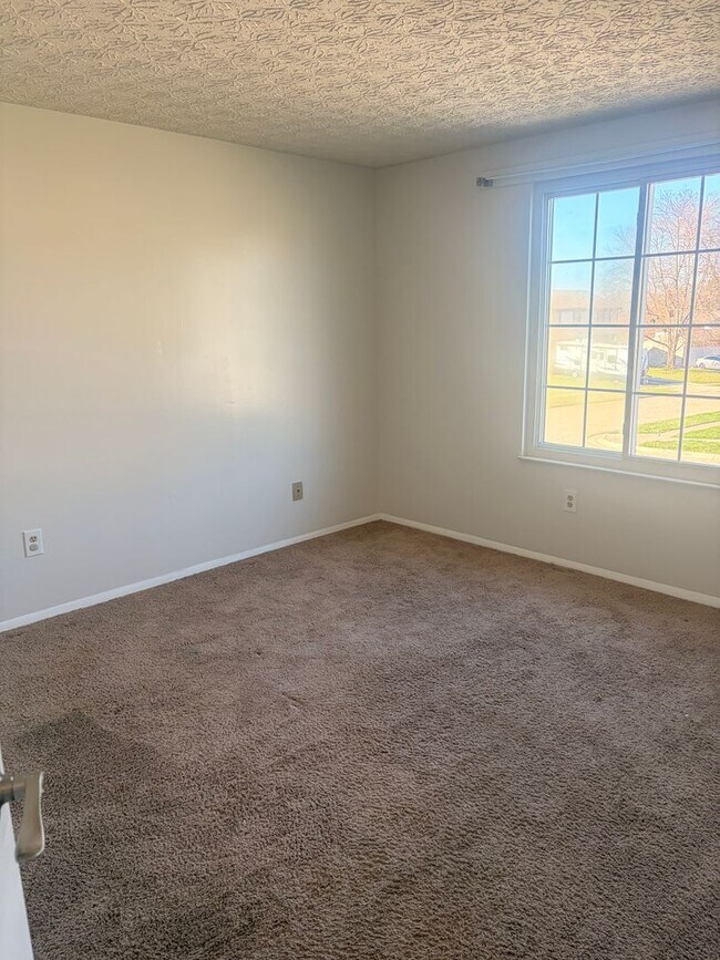 Building Photo - Spacious 3BR Bi-Level Home with 2-Car Garage in Reynoldsburg – $1,850/mo