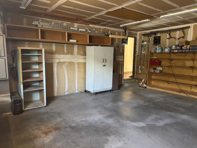 Building Photo - 3 bed 2 bath house with attached garage an...