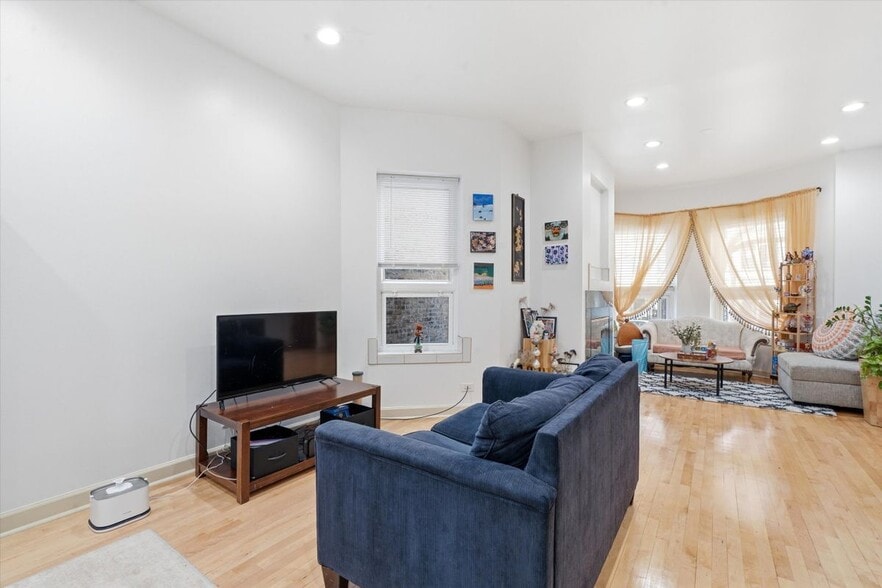 Building Photo - 5739 N Winthrop Ave