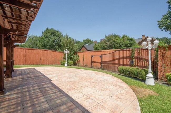 Building Photo - 2613 Brookside Dr