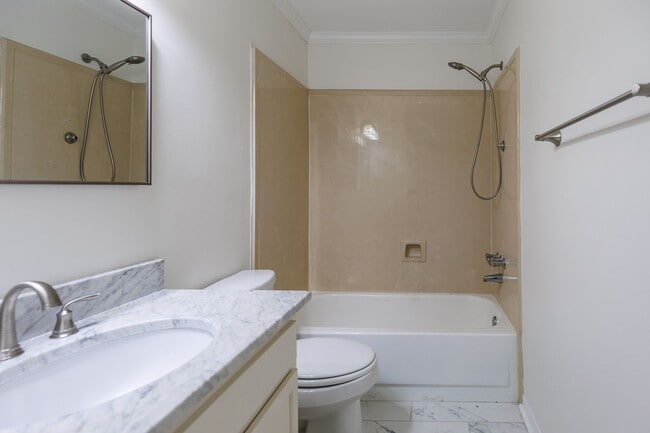 Building Photo - 3/2 Townhouse near USA! GATED! Students Welcome!