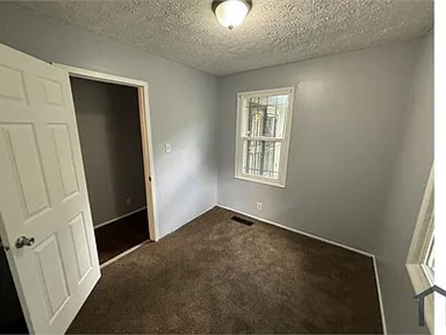 Building Photo - Newly Remodeled 4bed/1 bath Total Electric Home