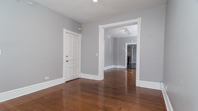 Building Photo - 1148 W Addison St