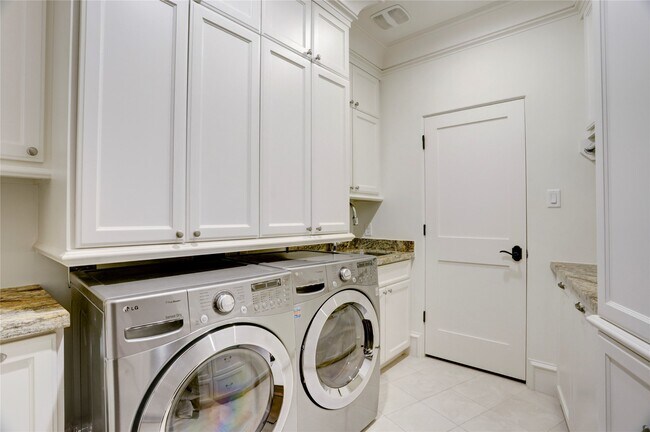 Building Photo - 5015 Jason St