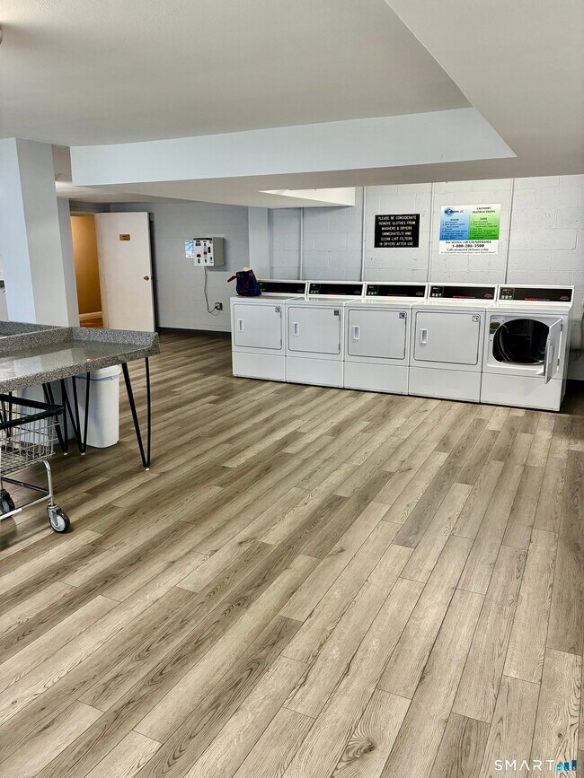 Building Photo - 893 Farmington Ave